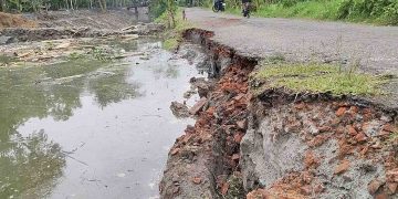 রাজাপুরে অপরিকল্পিত খাল খননে সড়কে ধস
