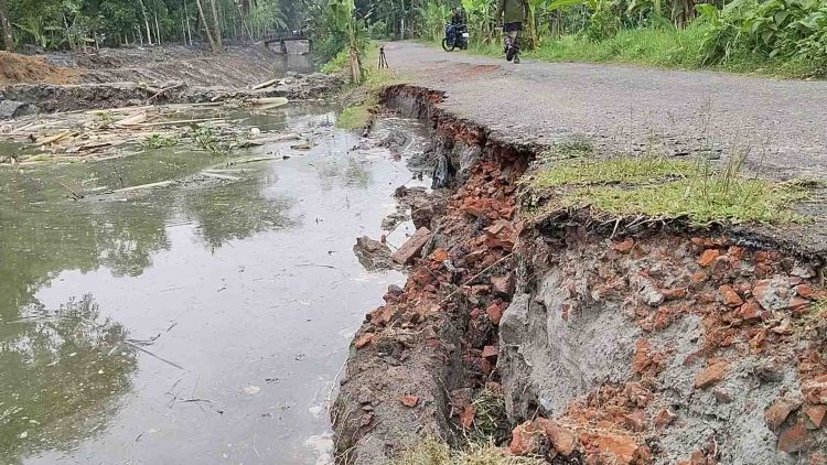 রাজাপুরে অপরিকল্পিত খাল খননে সড়কে ধস