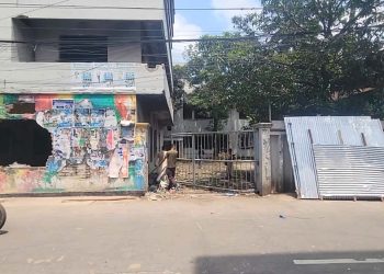 ঝালকাঠিতে আমির হোসেন আমুর পরিত্যক্ত বাড়িতে ভাঙচুর, ফটক কেটে উন্মুক্ত করল শিক্ষার্থীরা