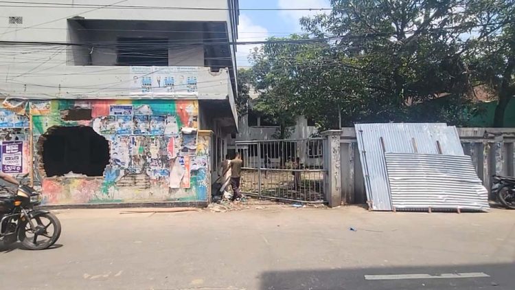 ঝালকাঠিতে আমির হোসেন আমুর পরিত্যক্ত বাড়িতে ভাঙচুর, ফটক কেটে উন্মুক্ত করল শিক্ষার্থীরা