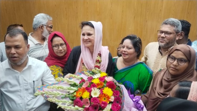 নারী সংরক্ষিত আসনের এমপি জীবা আমিনা খানকে হাজার হাজার নেতাকর্মীদের ফুলেল শুভেচ্ছা