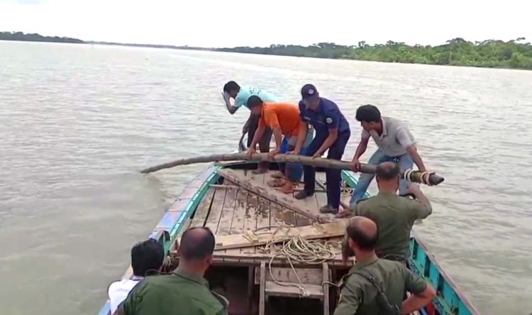 ঝালকাঠির রাজাপুরে বিষখালী নদীতে নিষিদ্ধ জাল বন্ধে অভিযান