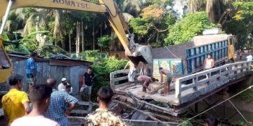 কাঠালিয়ায় ব্রিজ ভেঙ্গে পাথরবহকারি ট্রাক খালে, যোগাযোগ বিচ্ছিন