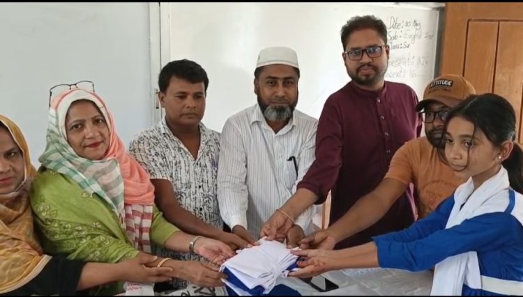 ঝালকাঠিতে শিক্ষার্থীদের মাঝে যুবদল নেতার স্কুল ড্রেস বিতরণ