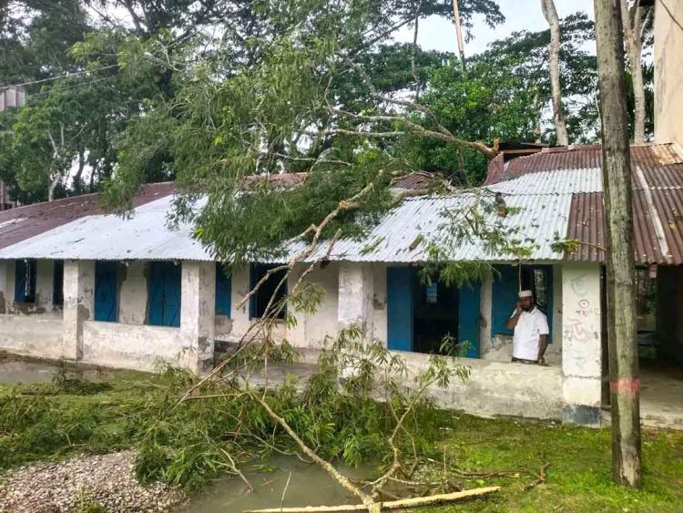 কালবৈশাখীতে রাজাপুরে বিদ্যালয়ের দুই শ্রেণিকক্ষ ক্ষতিগ্রস্ত, পাঠদান ব্যাহত হওয়ার শঙ্কা