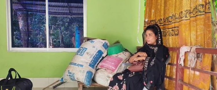 স্ত্রীর স্বীকৃতির দাবিতে কুড়িগ্রামের মেয়ে ঝালকাঠির কাঠালিয়ায় স্বামীর বাড়িতে অবস্থান ধর্মঘাট
