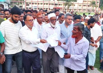 কাঠালিয়ায় জুলাই সনদ বাস্তবায়নে লিফলেট বিতরণ করেছেন জেলা বিএনপি