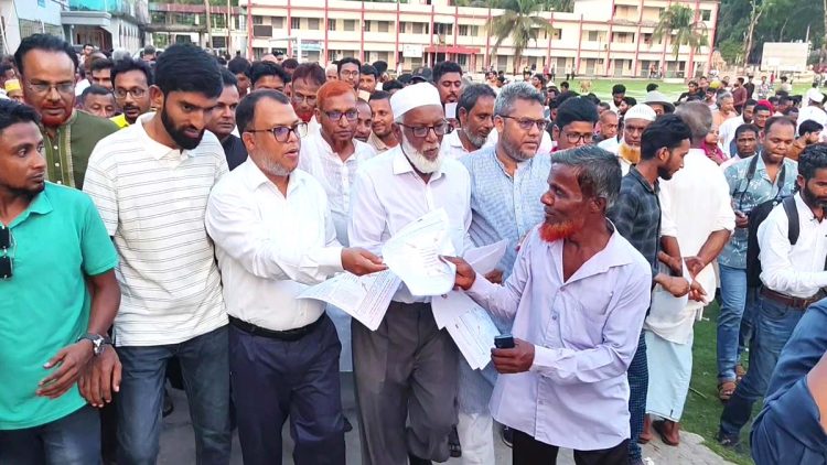 কাঠালিয়ায় জুলাই সনদ বাস্তবায়নে লিফলেট বিতরণ করেছেন জেলা বিএনপি