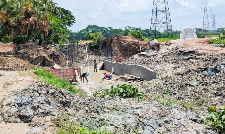 কালভার্ট নির্মাণে বিকল্প সড়ক নেই দুর্ভোগে দুই ইউনিয়নবাসীর জনজীবন