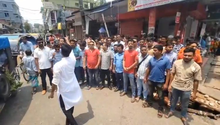 নিষিদ্ধ আওয়ামী লীগের নৈরাজ্যের প্রতিবাদে ঝালকাঠিতে ছাত্রদল-যুবদলের অবস্থান কর্মসূচি