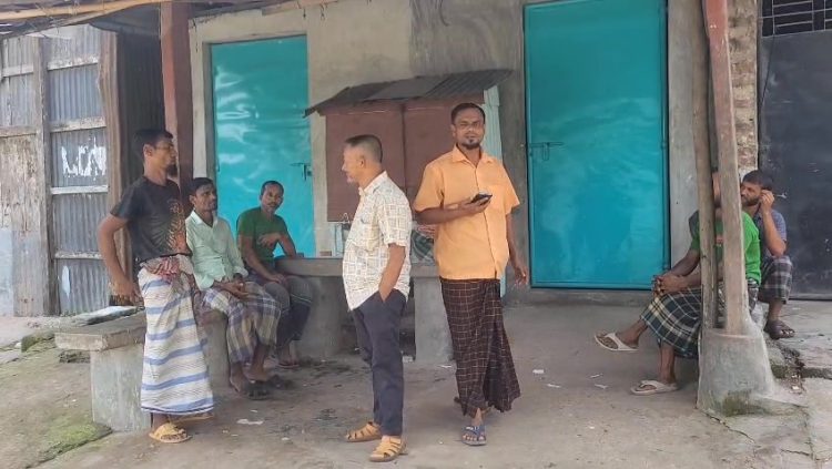 বেতন-ভাতা বৃদ্ধির দাবিতে ঝালকাঠিতে হ্যান্ডেলিং শ্রমিকদের ধর্মঘট