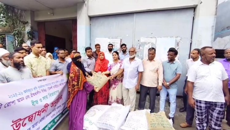 রাজাপুরে কৃষি প্রণোদনা কর্মসূচির উদ্বোধন, কৃষকদের মাঝে বিনামূল্যে বীজ, চারা ও সার বিতরণ