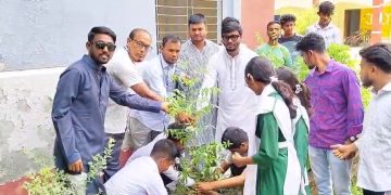 রাজাপুরে শিক্ষা প্রতিষ্ঠানে ছাত্রদলের বৃক্ষরোপণ কর্মসূচি