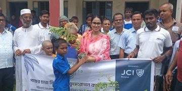 ঝালকাঠিতে তিন শতাধিক শিক্ষার্থীর মাঝে গাছের চারা বিতরণ