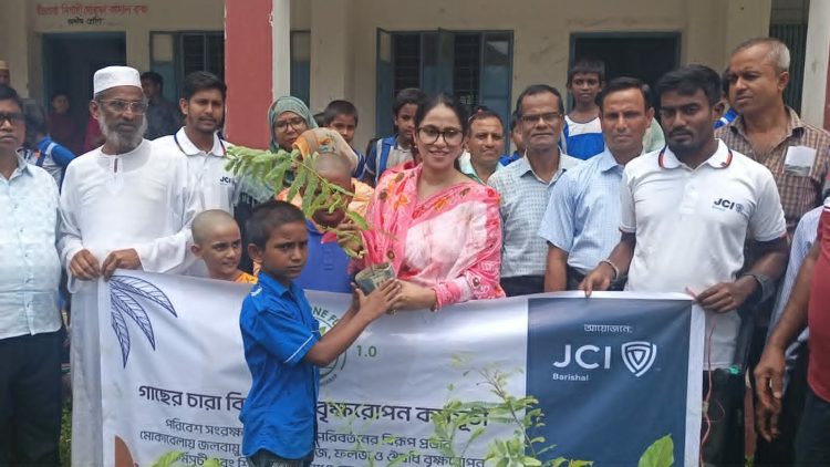 ঝালকাঠিতে তিন শতাধিক শিক্ষার্থীর মাঝে গাছের চারা বিতরণ