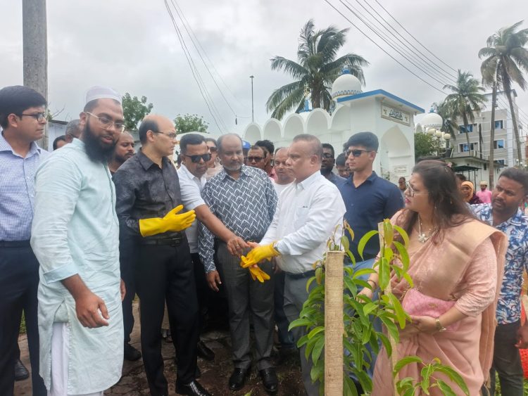 ঝালকাঠিতে ড. জিয়াউদ্দিন হায়দারের বৃক্ষরোপণসহ নানা কর্মসূচি