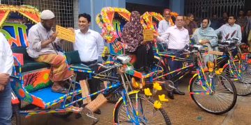 ঝালকাঠিতে পৌরসভা ও শহর সমাজসেবা কার্যালয়ের উদ্যোগে অটো রিকশা বিতরণ