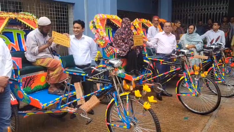 ঝালকাঠিতে পৌরসভা ও শহর সমাজসেবা কার্যালয়ের উদ্যোগে অটো রিকশা বিতরণ