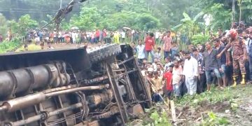 ঝালকাঠিতে যাত্রীবাহী বাস খাদে পড়ে সুপারভাইজার নিহত