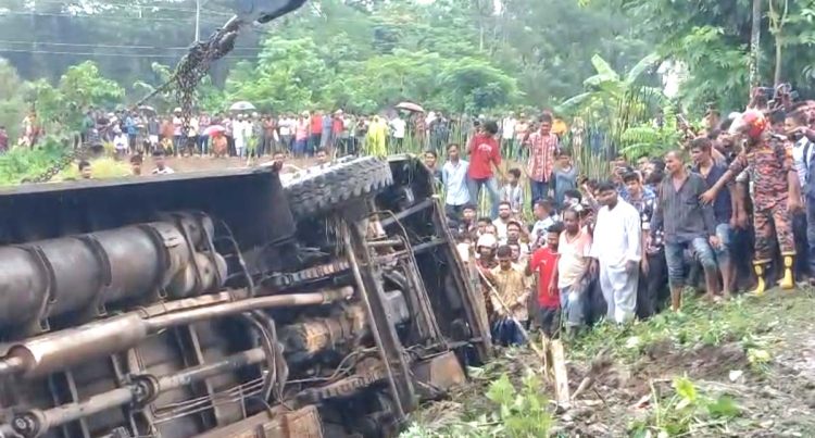 ঝালকাঠিতে যাত্রীবাহী বাস খাদে পড়ে সুপারভাইজার নিহত