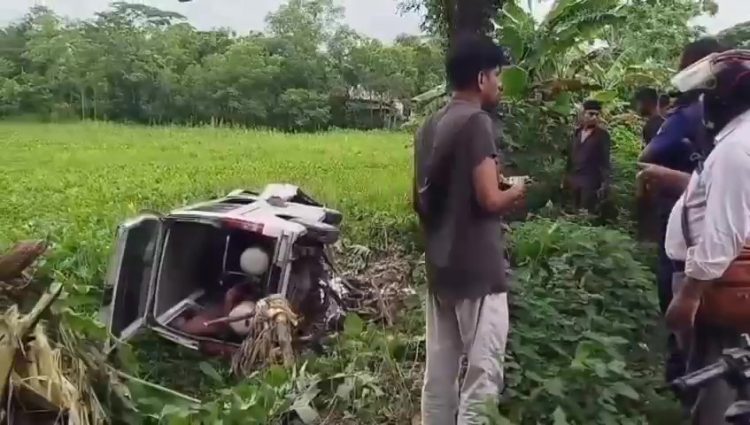 ঝালকাঠিতে রোগী নিয়ে এম্বুলেন্স খাদে খাদে পড়ে: রোগী সহ আহত ৬