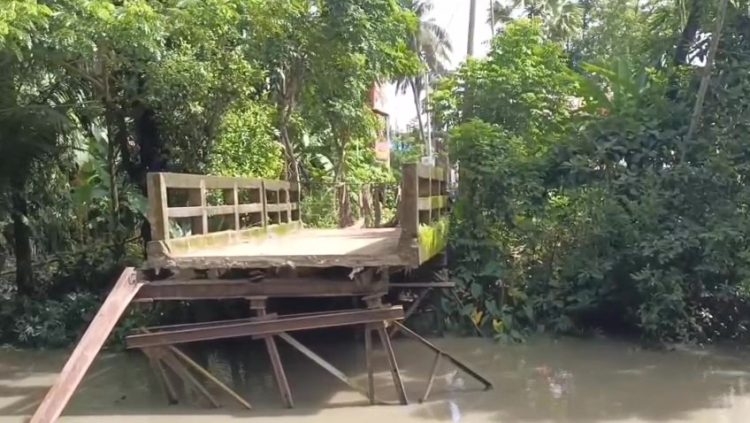 ঝালকাঠি রাজাপুরে জাহাজের ধাক্কায় ব্রিজ ভেঙে তিন উপজেলার মানুষের যোগাযোগ বন্ধ