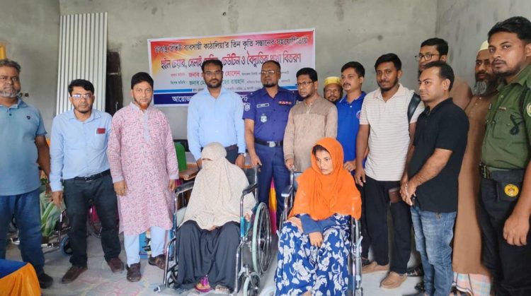 কাঠালিয়া প্রেসক্লাবের উদ্যোগে হুইলচেয়ার,ঢেউটিন, সেলাই মেশিন ও ফ্যান বিতরণ