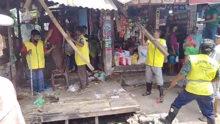ঝালকাঠিতে যৌথ অভিযানে অবৈধ স্থাপনা উচ্ছেদ, বাসকে জরিমানা