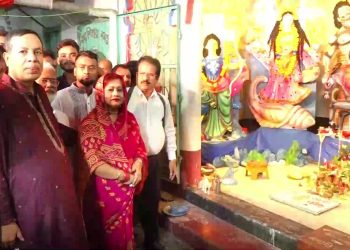 ঝালকাঠির মণ্ডপে মণ্ডপে দর্শনার্থীদের ভিড়, প্রধানমন্ত্রীর পক্ষ থেকে অনুদান দিলেন এমপি ইলেন ভূট্টো