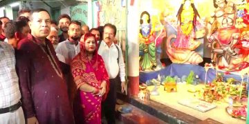 ঝালকাঠির মণ্ডপে মণ্ডপে দর্শনার্থীদের ভিড়, প্রধানমন্ত্রীর পক্ষ থেকে অনুদান দিলেন এমপি ইলেন ভূট্টো