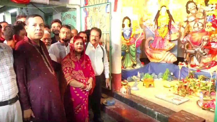 ঝালকাঠির মণ্ডপে মণ্ডপে দর্শনার্থীদের ভিড়, প্রধানমন্ত্রীর পক্ষ থেকে অনুদান দিলেন এমপি ইলেন ভূট্টো